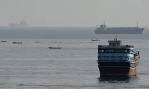 Tàu chở hàng bị vật thể lạ bắn trúng ở eo biển Hormuz