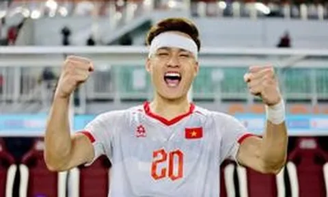 Trung vệ Bùi Hoàng Việt Anh sau khi đổ máu vẫn kiên cường thi đấu đến cuối trận
