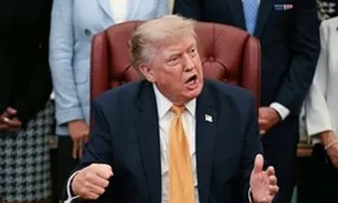 Ông Trump dọa đánh Iran rất mạnh nếu không mở lại eo biển Hormuz