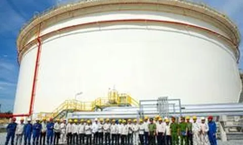 Khoảnh khắc mở van công trình khổng lồ, nâng sức chứa dầu thô Nhà máy lọc dầu đầu tiên của Việt Nam lên 585.000 m³