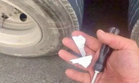 Hàng loạt xe 'nằm đường' trên 2 đoạn cao tốc qua Đắk Lắk do cán nhiều mảnh kim loại sắc nhọn