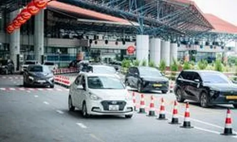 Grab phát thông báo quan trọng về vị trí đón, giá cước mới đến toàn bộ khách hàng đặt xe tại sân bay Nội Bài