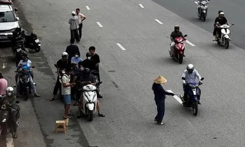 Nóng trước trận ĐT Việt Nam đấu Campuchia: "Phe vé" hoạt động tấp nập chào mời khách, "hét giá" chênh 200.000 đồng với giá gốc