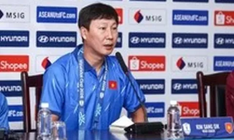 HLV Kim Sang Sik nói đùa về chiếc áo trắng, tuyên bố thắng Campuchia bằng đội hình mạnh nhất