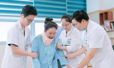 Bác sĩ Việt giúp người phụ nữ Lào tự đi lại sau 8 tháng bị liệt