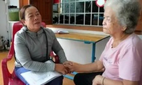 Gặp y sĩ 96 tuổi, em gái liệt sĩ Trần Thị Lê nói 'ghi chép quá quý bác ơi'