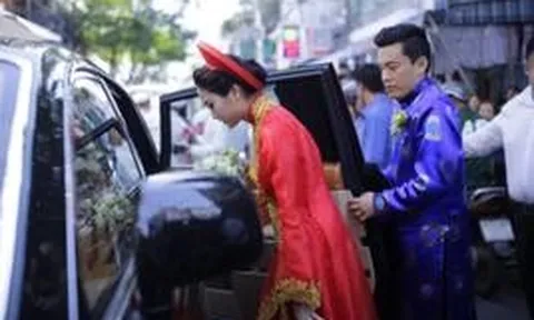 Hồi bé được thần tượng bế trên tay, lớn lên cô gái được chính idol mang Rolls-Royce 35 tỷ rước về làm vợ