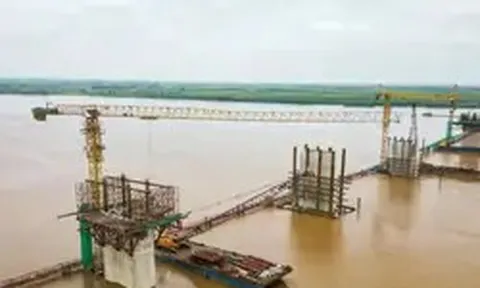9 trụ cầu Hồng Hà dần lộ diện giữa sông Hồng