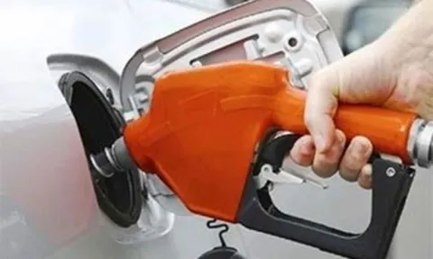 Giá xăng dầu đồng loạt đi xuống, xăng E10 giảm hơn 500 đồng/lít