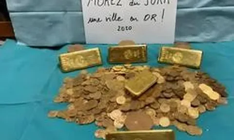 Khám xét ngôi nhà cổ, phát hiện 'kho báu' gồm 1.000 đồng tiền vàng và 5 thỏi vàng giấu trong nhiều ngăn bí mật - giá trị hơn 18 tỷ đồng