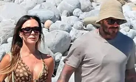 Không tin nổi đây là Victoria Beckham ở tuổi 52