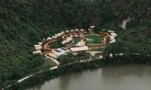 Khu nghỉ dưỡng "kỳ lạ" tựa mình vào dãy núi đá vôi ở Phong Nha: Đường đi bằng tre, nội thất bằng gỗ tái chế, du khách như bước vào vùng đất cổ xưa