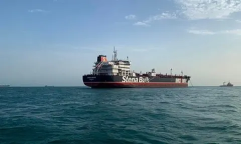 Dầu bật tăng, căng thẳng leo thang tại Hormuz, lo lắng trước dự luật mới