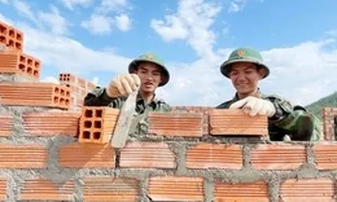 Cuộc di dân 'lịch sử' ở hạ du sông Ba trước mùa mưa bão