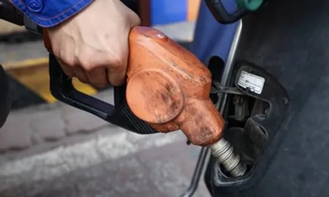 Nhập khẩu gần 13,7 triệu tấn xăng dầu, dầu thô, giá bán lẻ trong nước ra sao?