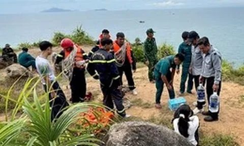 Sóng cuốn 4 du khách xuống biển khi chụp ảnh ở Đà Nẵng: Một cô gái được tàu hải quân cứu sống