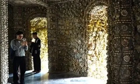 Ngắm bảo tháp cao 39m gắn hàng triệu vỏ ốc, san hô