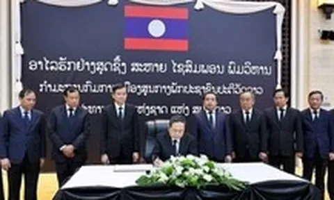 Chủ tịch Quốc hội Trần Thanh Mẫn viếng Chủ tịch Quốc hội Lào tại Vientiane