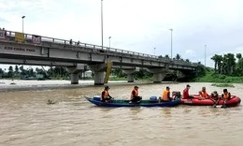 Phát hiện đôi dép trên cầu, cảnh sát lặn tìm thấy thi thể thiếu niên