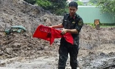 Miệt mài dưới trời mưa tìm hài cốt liệt sĩ trong hố chôn thứ hai tại công viên Lê Thị Riêng