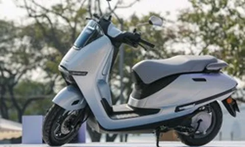 Một chiếc xe máy điện Honda đang khan hàng, đội giá hàng triệu đồng tại đại lý