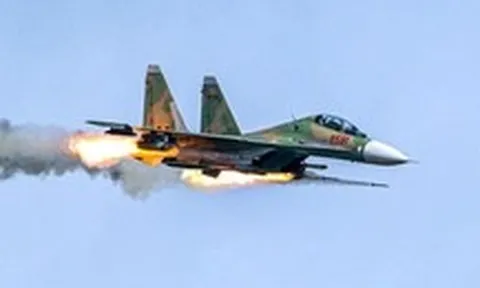 Xem tiêm kích Su-30MK2, Su-27, trực thăng Mi diễn tập bắn, ném bom đạn thật