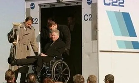 Cựu tổng thống Bill Clinton từng xuống Air Force One bằng xe suất ăn như ông Trump?