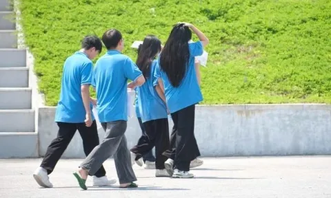 Thí sinh Tuyên Quang làm thủ tục thi lại, phụ huynh động viên 'sức đến đâu làm đến đó'