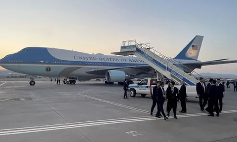Hé lộ loại vũ khí đe dọa khiến ông Trump phải bí mật rời chiếc Air Force One bằng xe chở suất ăn