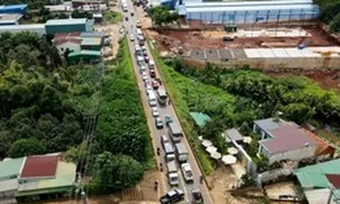 Mùa sầu riêng, quốc lộ 26 ở Đắk Lắk kẹt cứng vì container, xe tải