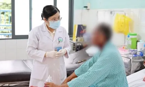 Người đàn ông 51 tuổi nguy kịch sau khi dùng loại thuốc nhỏ mắt "quen thuộc"