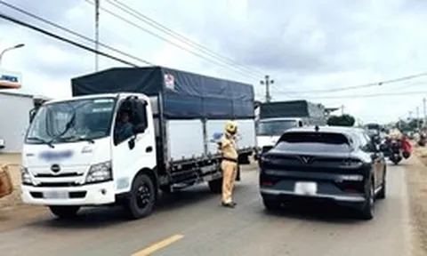 Mùa sầu riêng, quốc lộ 26 kẹt cứng: Xe rẽ hướng nào?