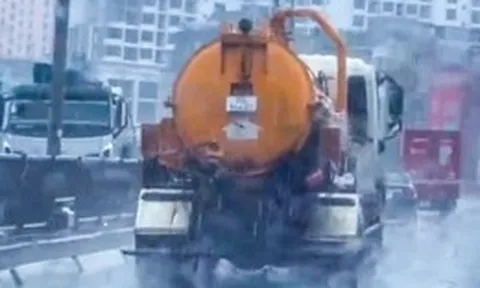 Vụ xe bồn xả nước thải đen kịt xuống đường: Phạt tài xế 3 triệu đồng