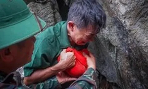 Người cựu binh bật khóc lật đá tìm một trung đội nằm lại bên ụ súng ở 'Lò vôi thế kỷ'