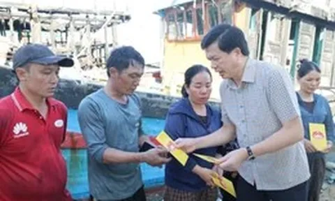 Ngay trong ngày, hỗ trợ 115 triệu đồng 5 hộ ngư dân có tàu bị cháy