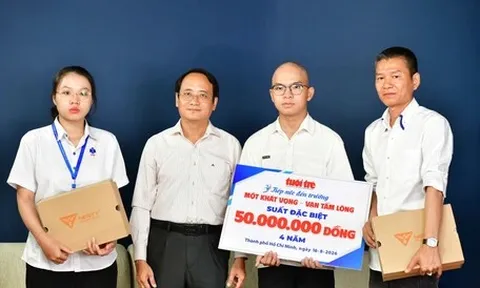 Trao suất học bổng đặc biệt đầu tiên 50 triệu đồng cho tân SV Quảng Trị trong tay chỉ có 3 triệu đồng