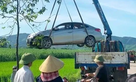 Tài xế xe dịch vụ nghi đột quỵ tử vong, xe lao xuống ruộng