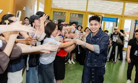 Ca sĩ Jun Phạm và fan làm điều đặc biệt khiến nhiều người xúc động