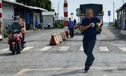 Vì sao cụm phà Đại Ngãi chưa thay đổi cách bán vé để tài xế bớt khổ?