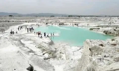 Bãi đá phế thải Ấn Độ hóa điểm du lịch, tưng bừng chụp hình cưới