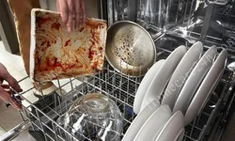 Vì sao máy rửa bát chạy xong mà bát đĩa vẫn bẩn? Thợ sửa chữa chỉ ra 1 nguyên nhân nhiều người bỏ qua