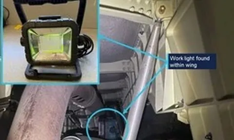 Úc điều tra vụ đèn làm việc bỏ quên trong cánh máy bay Qantas suốt hai ngày
