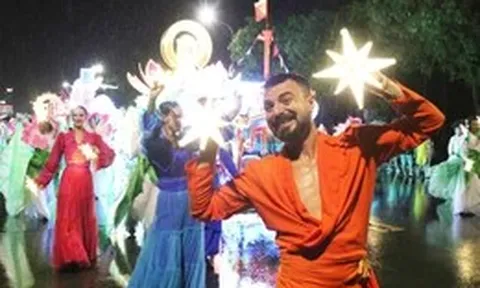 'Biển người' đội mưa xem lễ hội đường phố Carnival lớn nhất Nghệ An