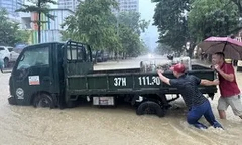Phố thành 'sông' sau mưa lớn, dân Vinh hò nhau đẩy ô tô chết máy