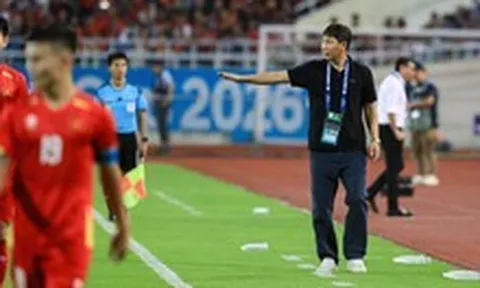 "Phù thủy" Kim Sang-sik và chiếc áo đen "vía lành"
