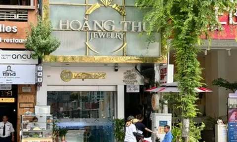 Các phố kim cương rơi vào cảnh chưa từng thấy, tiệm mở cửa đón gió