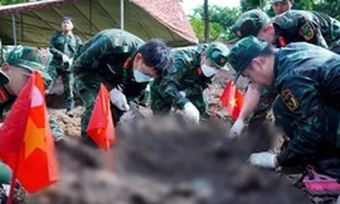 Tiếp tục tìm thấy 24 bộ hài cốt, 11 bộ di vật ở công viên Lê Thị Riêng, có thêm khăn quàng cổ