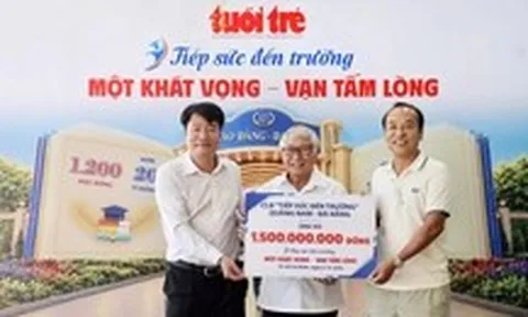 Nhà hảo tâm Quảng Nam - Đà Nẵng trao 1,5 tỉ đồng cho Tuổi Trẻ tiếp sức đến trường