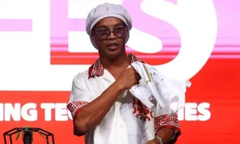 Cột mốc đặc biệt của Ronaldinho ở tuổi 46