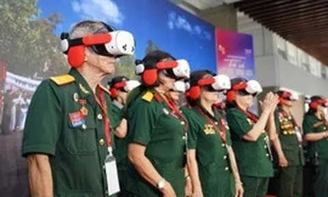 TPHCM: Du khách hào hứng 'Trở về thời khắc thiêng liêng'